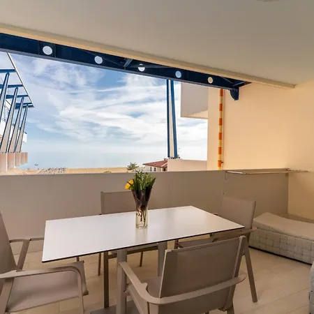 Palace 4* ביביונה